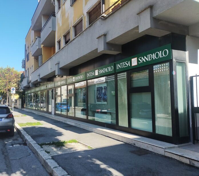 Banca Intesa Sanpaolo nuova multa colossale per accessi indebiti alle informazioni bancarie - zetatielle magazine - Avezzano_banca_Intesa_Sanpaolo Banca Intesa Sanpaolo informazioni bancarie - nella foto le vetrate della filiale della banca con insegna verde