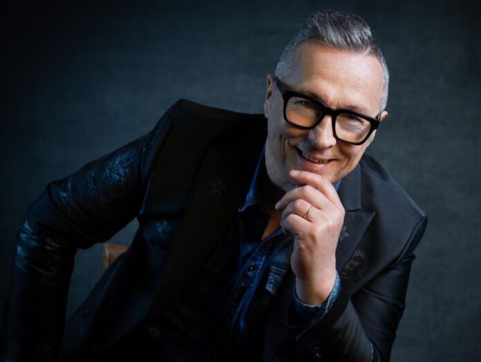 bellissima - paolo belli in primo piano, sorridente, vestito di nero