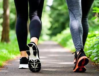 Camminare a passo svelto o fare le scale, così cala il rischio di 8 malattie