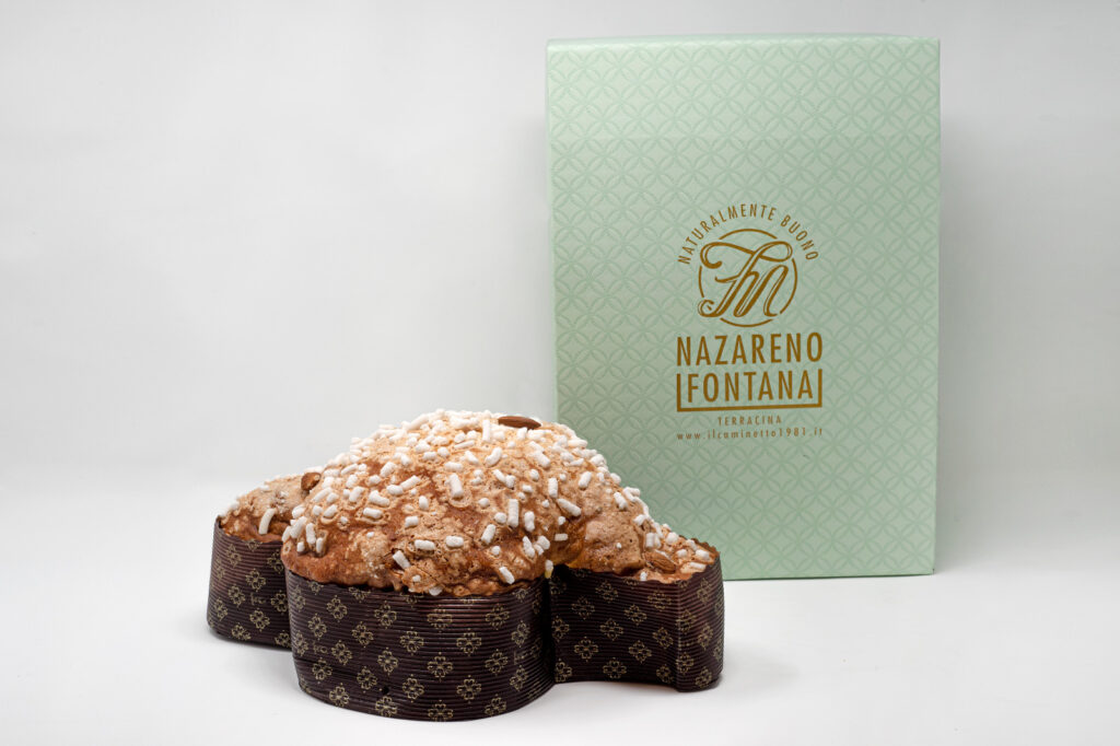 un dolce pasquale a forma di colomba