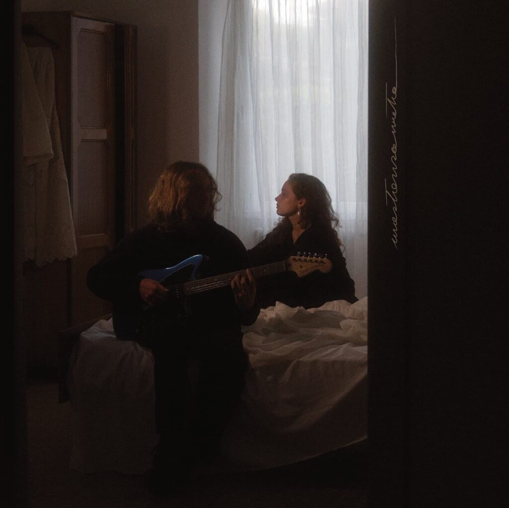 eyes be quiet - la copertina del nuovo singolo una stanza vuota