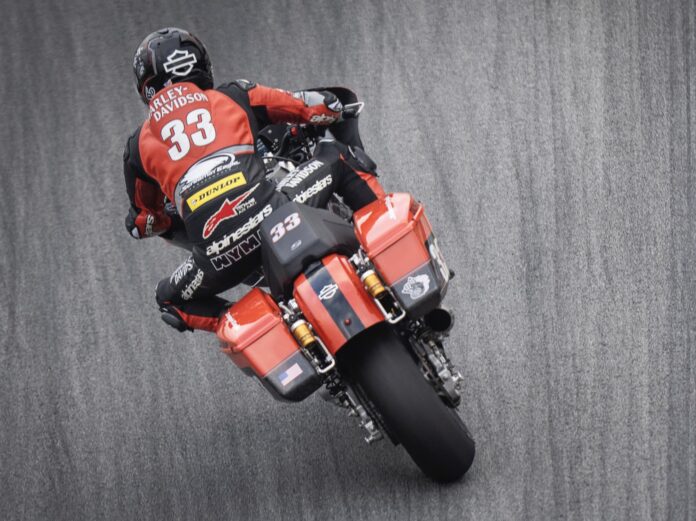 baggers world cup - una harley davidson da corsa fotografata dall'alto