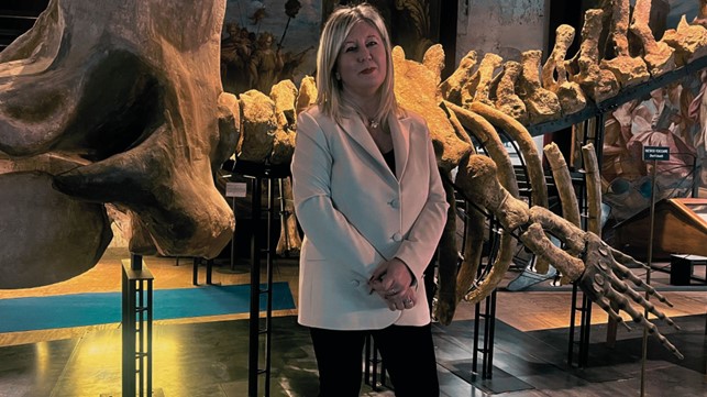 floriana porta in primo piano vestita di bianco