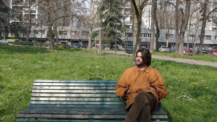 francesco pintus seduto sulla panchina di un parco