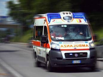 Furgone con braccianti a bordo si ribalta nel Foggiano, un morto e 8 feriti