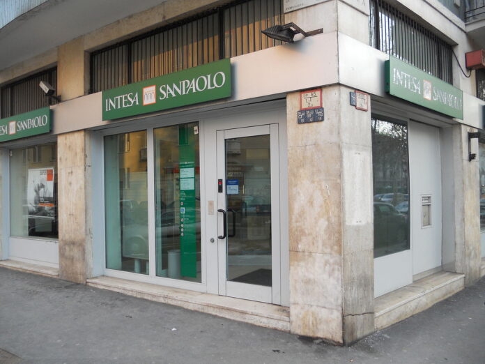 Intesa Sanpaolo Isybank - la foto di un afiliale con porte vetro e insegna verde, all'angolo di un edificio