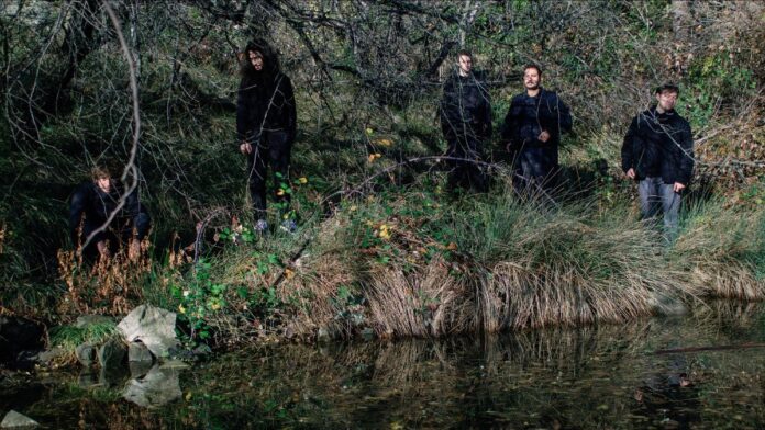 Katana Koala Kiwi fuori il nuovo singolo “Di vele e naufragi” -- Zetatielle Magazine katana koala kiwi - la band fotografata sulla riva di un ruscello