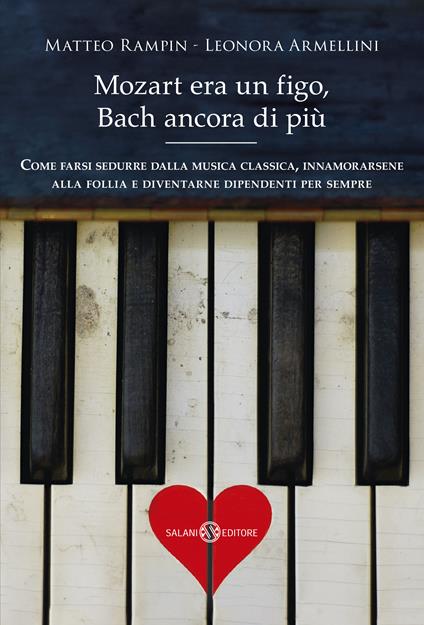 Libri che parlano di musica ìin primo piano la tastiera di un pianoforte con tasti bianchi e neri