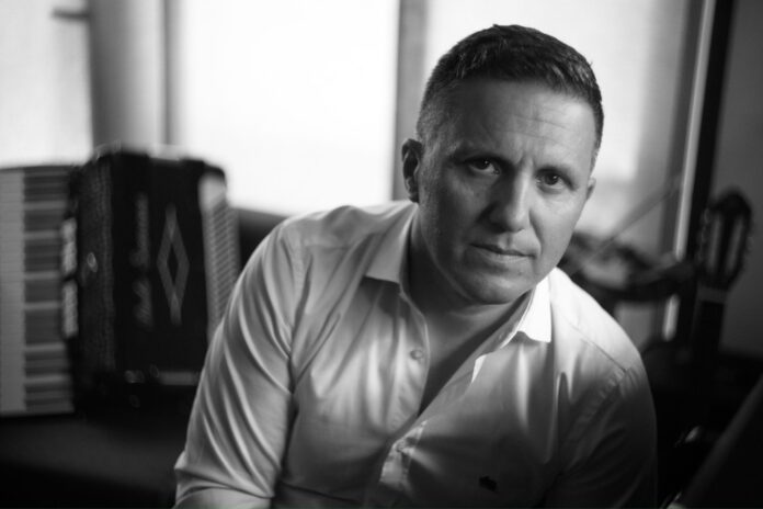 marco traini in primo piano in una foto in bianco e nero