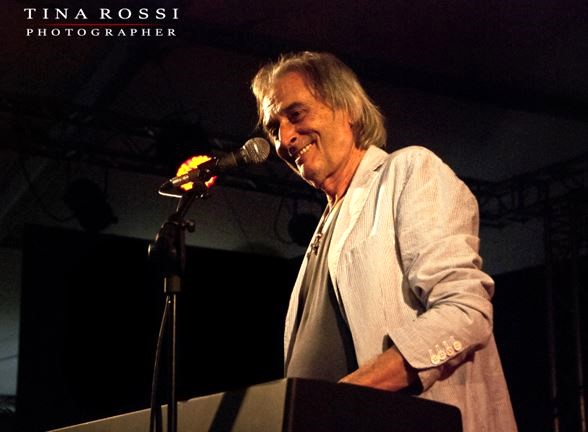 paki canzi in primo piano durante un concetro