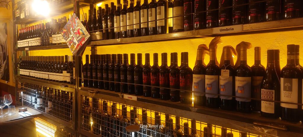 Ristorante Virgilio - una parete piena di bottiglie di vino e liquori