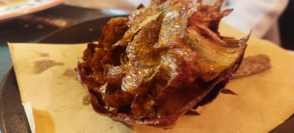 CUCINA ROMANA - UN CARCIFO CUCINATO CROCCANTE HA LA FORMA DI UN FIORE