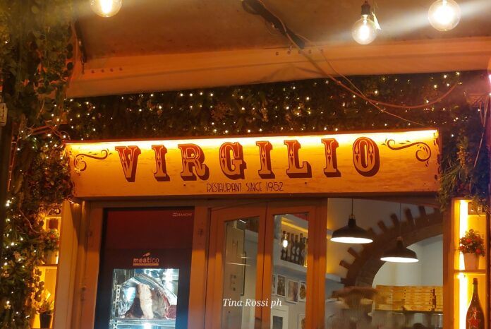 Ristorante virgilio, l'insegna illuminata di notte