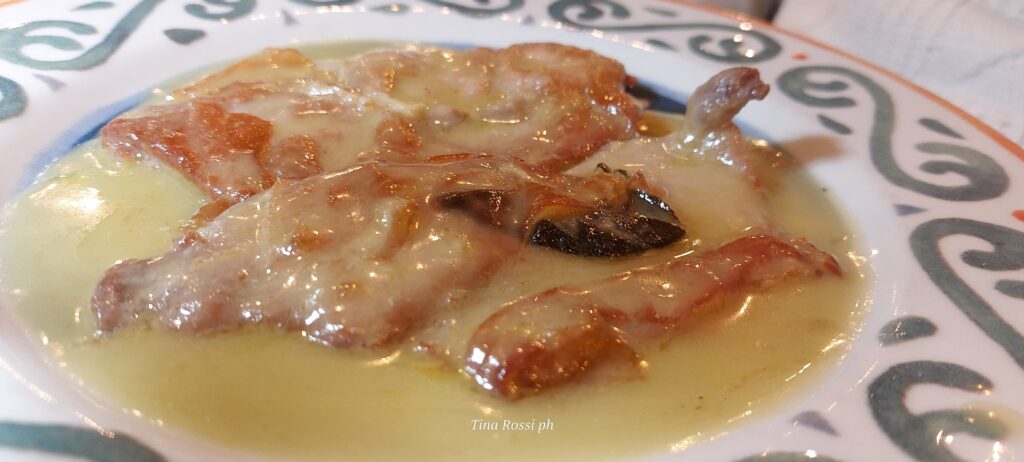 CUCINA ROMANA - UN PIATTO DI SALTIMBOCCA ALLA ROMANA CON FETTINE DI CARNE CON PROSCIUTTO E FORMAGGIO