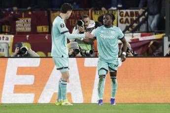 Roma-Bologna, vantaggio rossoblù con Rowe tra le proteste. Cos’è successo in Europa League