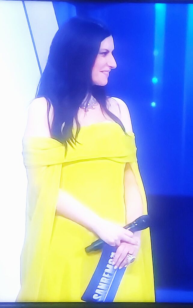 canzoni sanremo 2026 - laura pausini con un abito lungo giallo limone