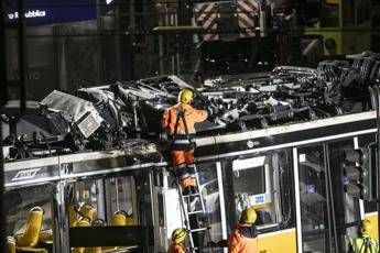 Tram deragliato a Milano, conducente indagato per disastro ferroviario