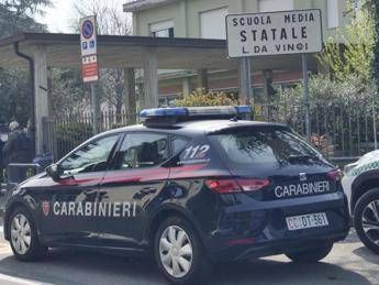 Trescore Balneario, professoressa accoltellata da 13enne: l’aggressione in diretta social e con la maglia ‘vendetta’