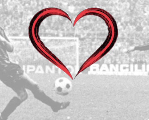 cuore rossonero su sfondo grigio dove si vede un campo da calcio una porta gli spalti con la gente e in primo piano la gamba di un calciatore che calcia un pallone