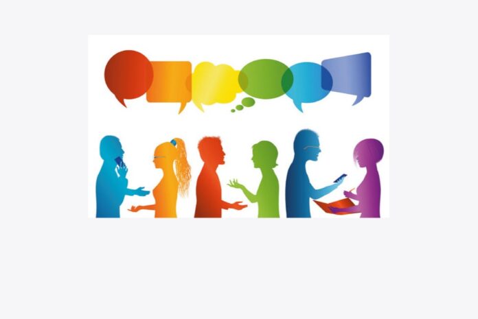 Vite digitali - delle sagome colorate di persone che parlano tra loro e suopra le loro teste dei fumetti colorati