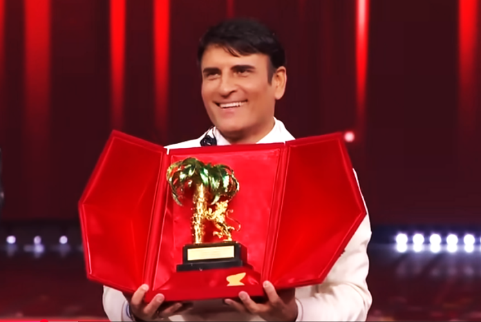 Canzoni sanremo 2026 Sal da Vinci con premio in mano che è una palma conleone d oro