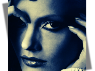 anna oxa in primo piano nella copertina dell'album tutti i brividi del mondo