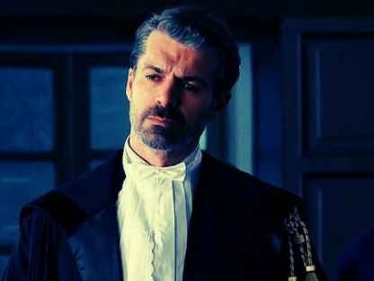 Avvocato Ligas tra legal drama, eccessi e gin tonic - Zetatielle Magazine avvocato Ligas - luca argentero in primo piano, indossa la toga nera da avvocato