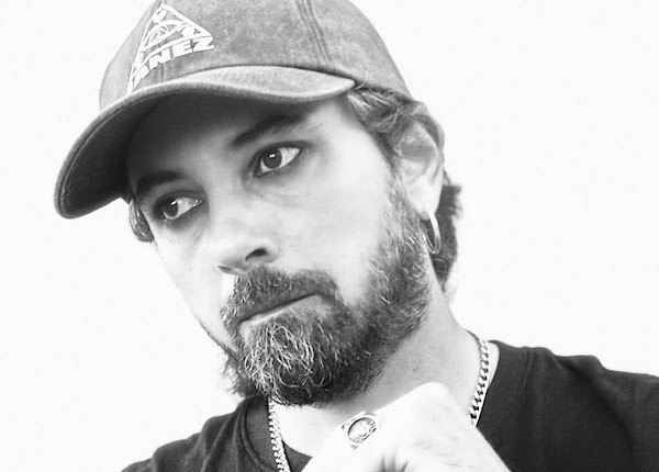 ianez in primo piano, indossa un berretto da baseball scuro