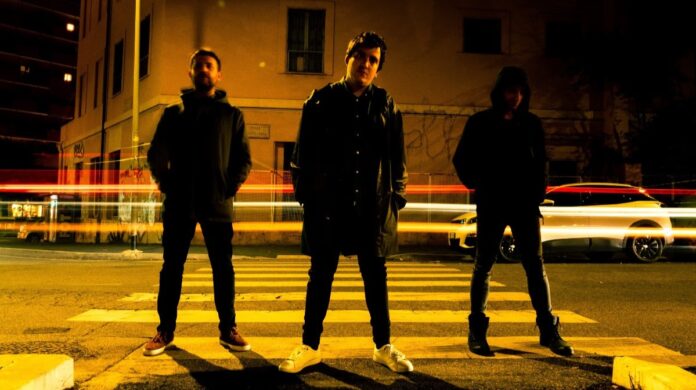 correre - i tre componenti la band i fantasmi, fotografati per strada di notte