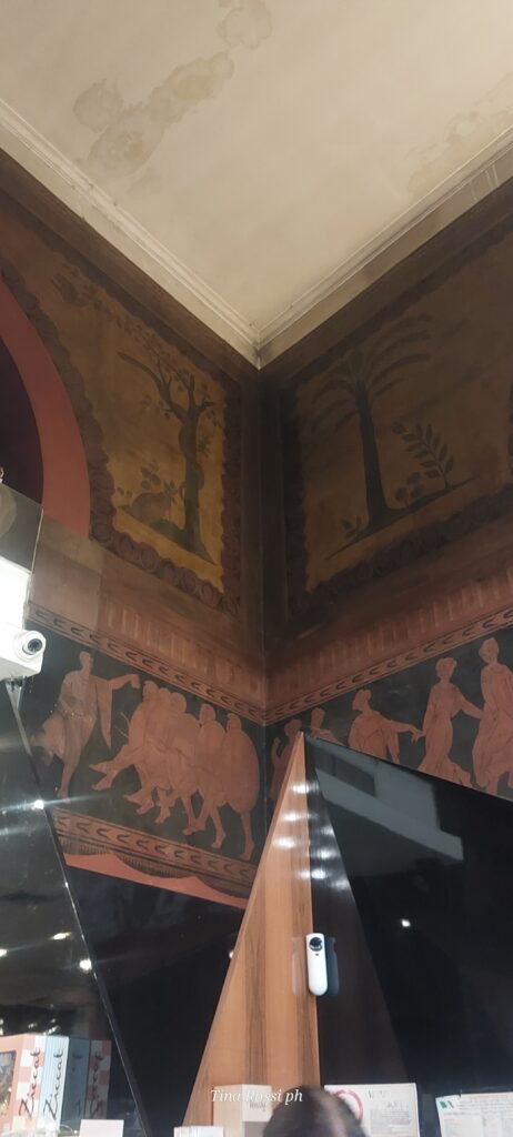 Florian's Café - un angolo del soffitto con due affreschi ottocenteschi