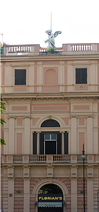 la facciata del palazzo con in cima una scultura di un angelo