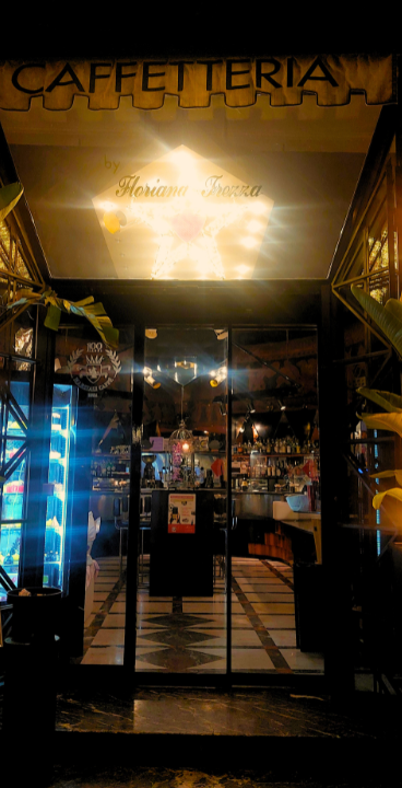 Florian's café - l ingresso del locale con la porta antica con vetrate, visione di notte