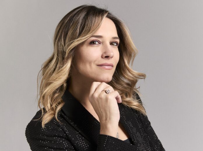 Francesca Barra Il no che vorrei dirti non solo un semplice libro - zetatielle magaizne - FB_2504_31237 Francesca Barra con abito nero, a mezzo busto, capelli biondi appoggia una mano sotto il mento e sorride