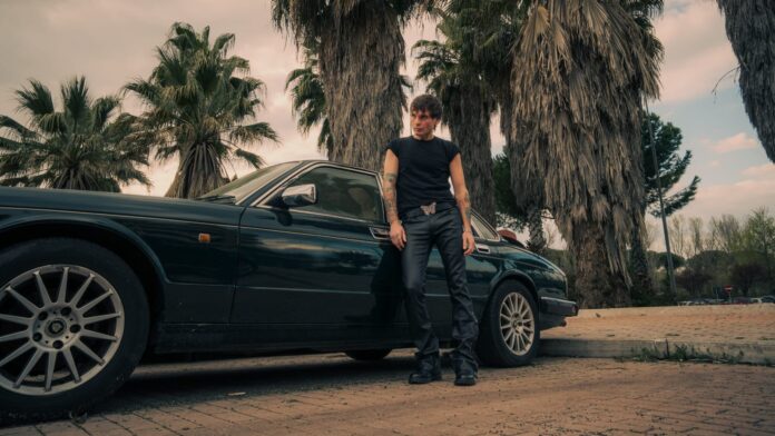 Frida Martini fuori il nuovo singolo Vive L'Amour - Zetatielle Magazine frida martini appoggiato a una jaguar verde scuro 4 porte