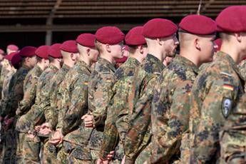 Germania, viaggi all’estero per oltre 3 mesi: uomini dovranno chiedere permesso all’esercito