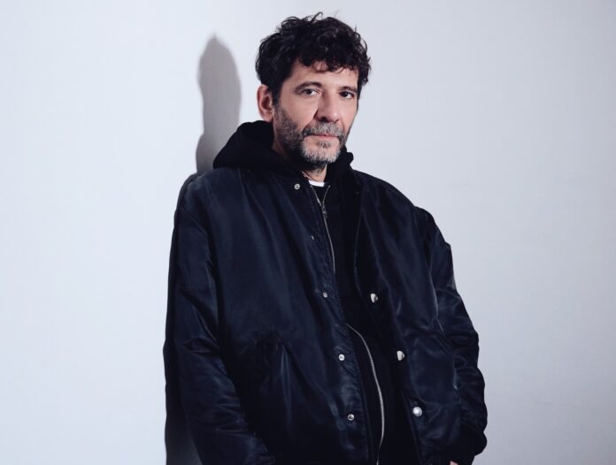 Il producer e rapper DJ Gruff annuncia il nuovo singolo Pensaci - Zetatielle Magazine - GRUFF15 dj gruff indossa un giaccone scuro invernale