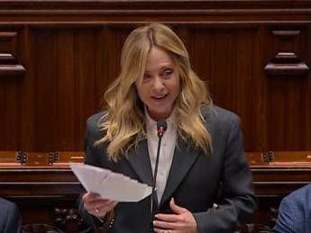 Meloni frena l’applauso in Aula durante l’informativa: “E’ ancora lunga, regà”. Poi punzecchia le opposizioni