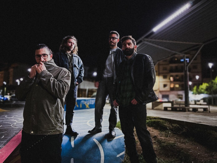 Monolocale, il nuovo singolo di LaMatta -- Zetatelle Magazine monolocale - i 4 membri della band lamatta fotografati di sera all'aperto