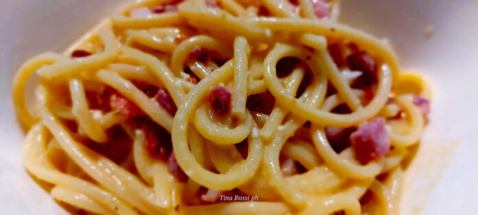 Pasquetta 2026, ma oggi si celebra anche il carbonara day - zetatielle magazine - tina rossi ph Pasquetta 2026 Carbonara day - in primo piano un piatto di spaghetti con pezzetti di guanciale