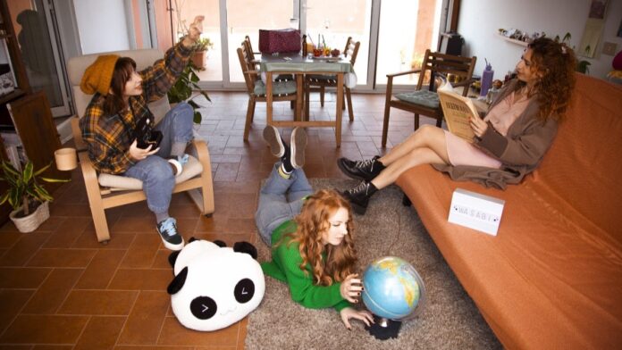 polaroid - il trio femminile wasabi fotografato nel salotto di casa