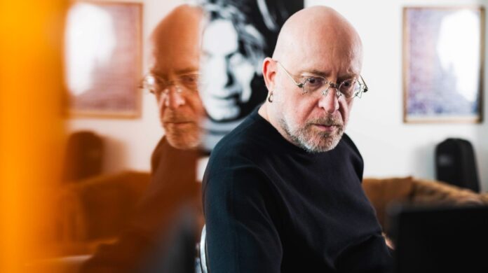 mario biondi - prova d'autore - il crooner in primo piano, indossa un maglioncino nero