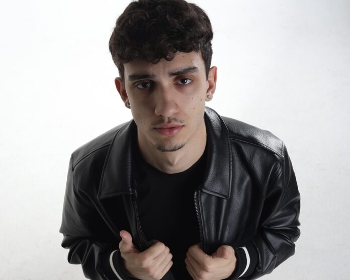 ravel in primo piano indossa un giubbotto di pelle nera