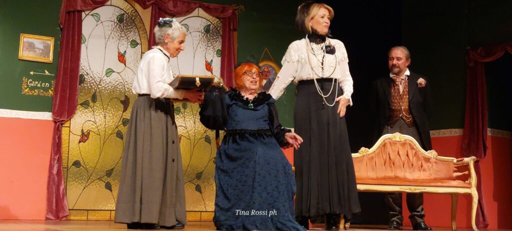 sherlock holmes - margherita fumero in primo piano al centro del palco