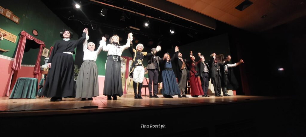 sherlock holmes lady margaret e il sigillo reale - la compagnia teatrle  sul palco a fine spettacolo