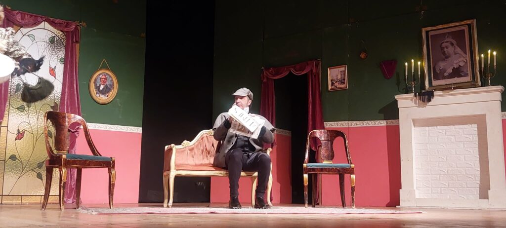 sherlock holmes - mauro villata in primo piano al centro del palco