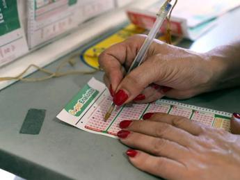 SuperEnalotto, estrazione numeri e combinazione vincente 16 luglio 2026