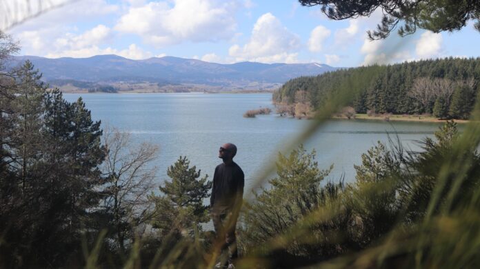 Tempi moderni, il nuovo singolo di Dasp - Zetatielle Magazine tempi moderni - il cantautore dasp fotografato all'aperto, sulla riva di un lago di montagna