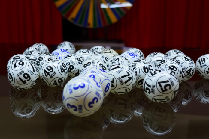 Bingo e il payout l'U.C.I. chiede il ripristino della concorrenza - zetatielle magazine - chinigaray-beads-5874025 Bingo - nella foto tante palline bianche con sopra ognuna un numero della tombola, foto su sfondo nero