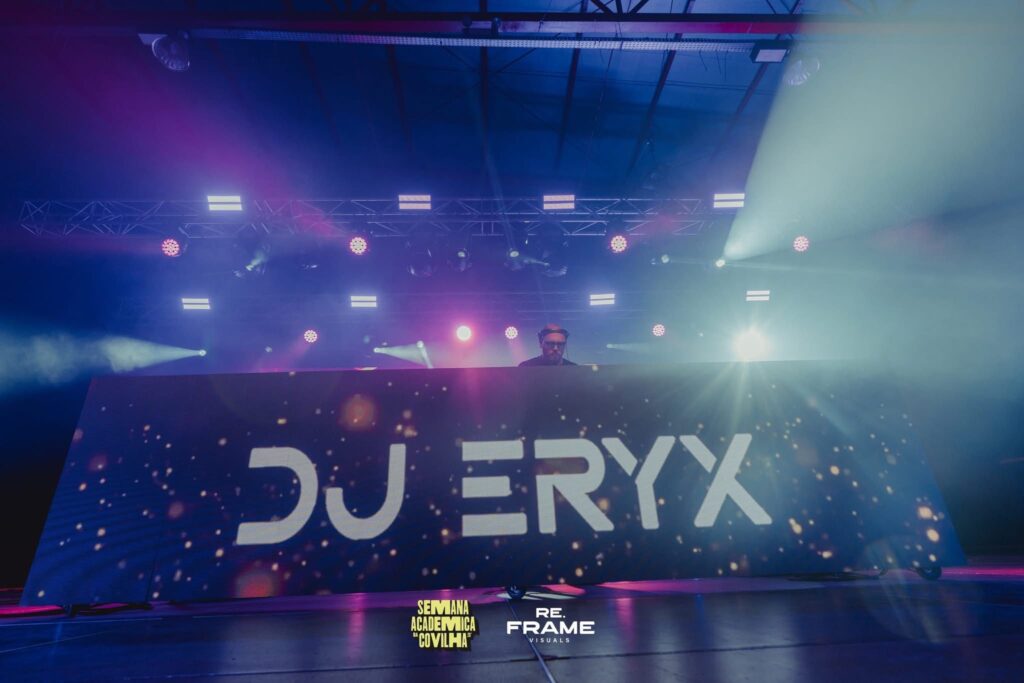 dj eryx dietro al mixer durante uno spettacolo