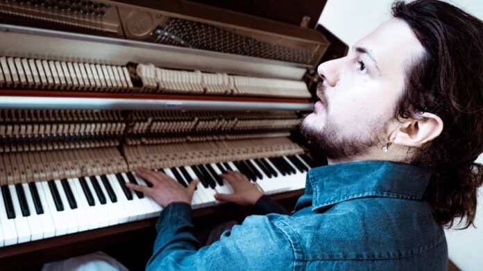 Davide Valeri, il nuovo singolo è un inno al coraggio e alla speranza - Zetatielle Magazine davide valeri intento a suonare il pianoforte